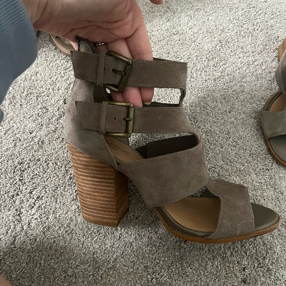 Crown vintage slightly used heel